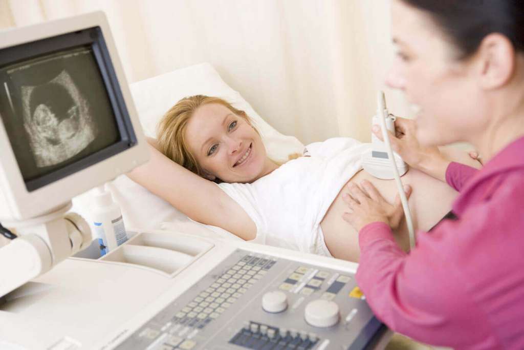Image of a woman receiving pregnancy care by getting a 3d and 4d ultrasounds