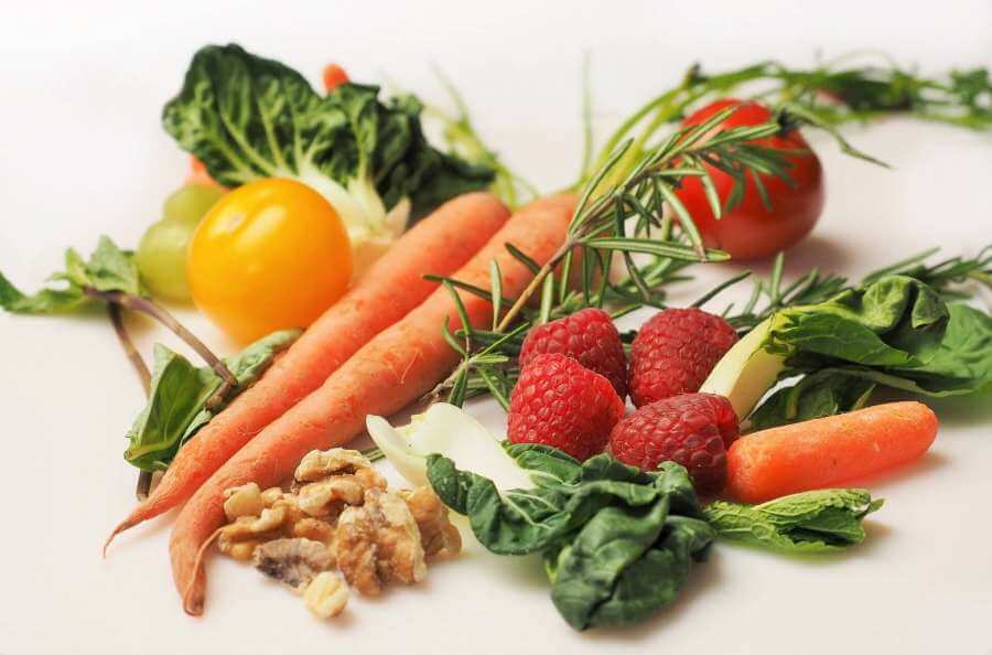 photo of vegetables and other foods that provide good nutrition during pregnancy, foods to eat and avoid during pregnancy